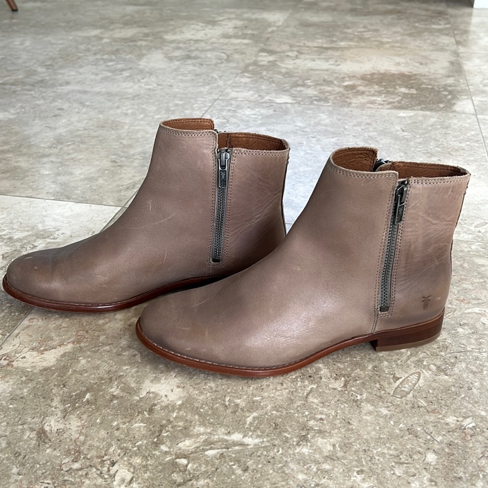 Frye 8.5 Carly Double Zip Bootie Grey